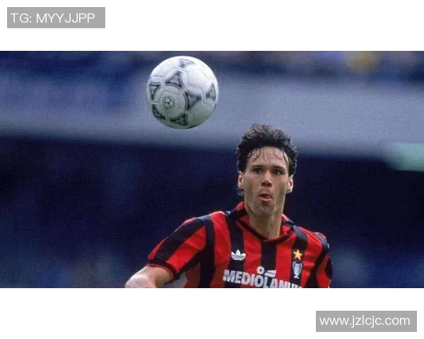 足球场上的俊朗男孩魅力十足 展现帅气球星风采与无尽活力