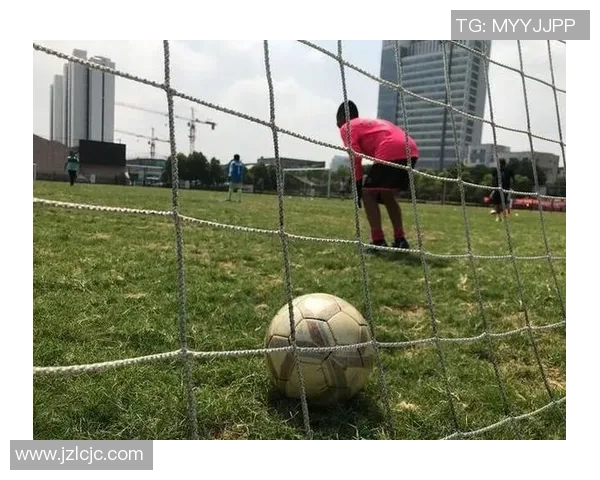 绿茵场上汗水挥洒见证足球球星高强度训练瞬间